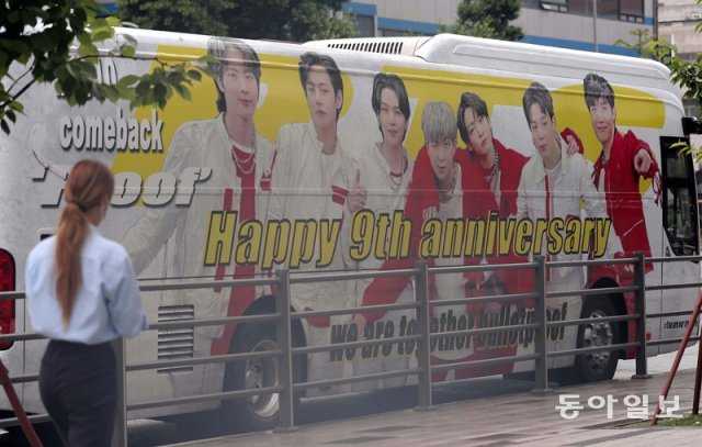 그룹 방탄소년단(BTS)가 팀 활동 잠정 중단을 발표한 15일 서울 용산구 하이브 사옥 앞에 BTS의 데뷔 9주년을 축하하는 일본 팬들이 보낸 버스가 주차돼 있다. 송은석 기자 silverstone@donga.com