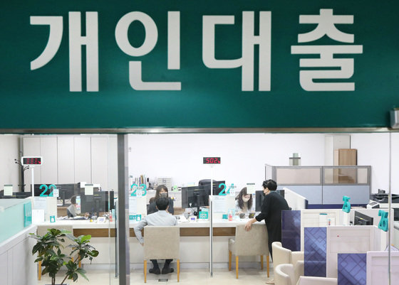 서울 시내 한 은행 창구 모습. 2022.5.26  © News1