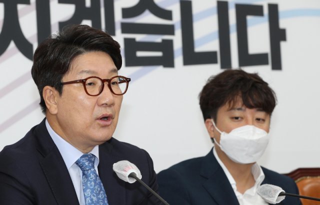 권성동 국민의힘 원내대표가 16일 오전 국회에서 열린 최고위원회의에 앞서 발언을 하고 있다. 오른쪽 이준석 대표. 사진공동취재단