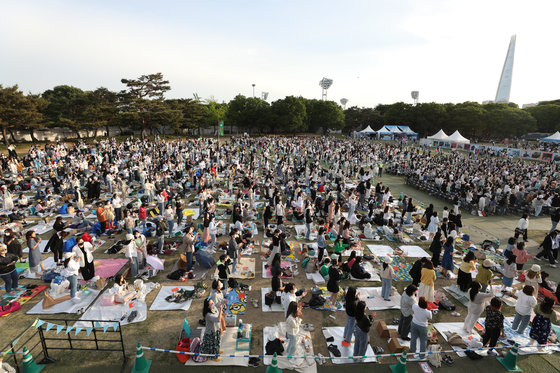 14일 오후 서울 송파구 올림픽공원 88잔디마당에서 열린 뷰티풀 민트 라이프에서 시민들이 공연을 즐기고 있다. (특정 기사내용과는 무관한 자료사진임) 뉴스1