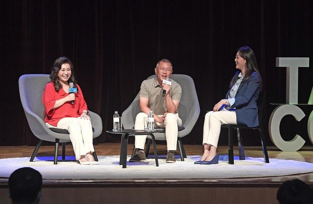 정의선 현대차그룹 회장(가운데)가 오은영 박사(왼쪽)와 ‘마음 상담 토크 콘서트’에서 대화를 나누고 있는 모습. 현대차 제공