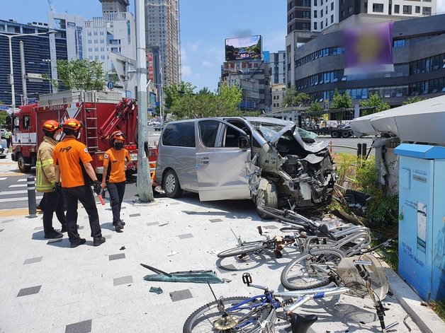 16일 오전 대구 달서구 감삼동 지하철2호선 죽전역 인근에서 스타렉스 차량이 자전거 보관소를 들이받는 사고가 나 보행자 1명이 심정지 상태로 병원에 이송됐다(대구소방안전본부 제공).© 뉴스1