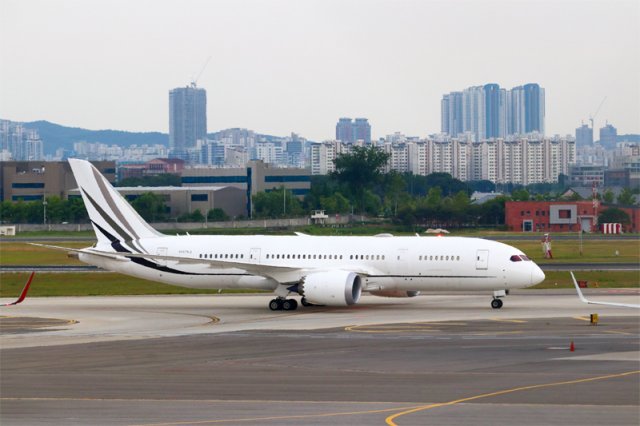 대한항공이 신규 도입한 비즈니스 제트 B787-8 항공기가 김포국제공항 활주로에서 이동하고 있다. 독자 유인수 씨 제공
