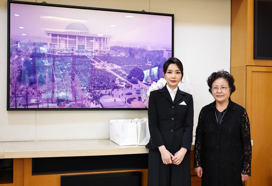 윤석열 대통령 부인 김건희 여사가 13일 경남 김해시 진영읍 봉하마을 고 노무현 전 대통령 사저를 찾아 권양숙 여사를 예방하며 기념촬영을 하고 있다. (대통령실 제공) 2022.6.13