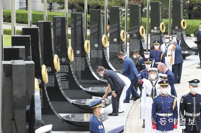 전국경제인연합회가 16일 서울 용산구 전쟁기념관에서 개최한 ‘한국전 참전국 초청 감사회’에서 참전 22개국 대사 및 대사관 소속 군인들이 참전비에 헌화하고 있다. 전영한 기자 scoopjyh@donga.com