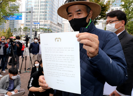 북한에 의해 피격 사망한 해양수산부 공무원 이씨(47)의 친형 이래진씨(55)가 14일 오후 인천시 연수구 해양경찰청 앞에서 기자회견을 하던 중 문재인 대통령으로부터 받은 편지를 공개하고 있다. 뉴스1