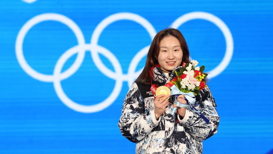 2022 베이징 동계올림픽 쇼트트랙 여자 1500m에서 1위를 차지한 최민정이 17일 오후 중국 베이징 메달플라자에서 열린 메달 수여식에서 금메달을 들어보이고 있다. 2022.2.17/뉴스1 © News1