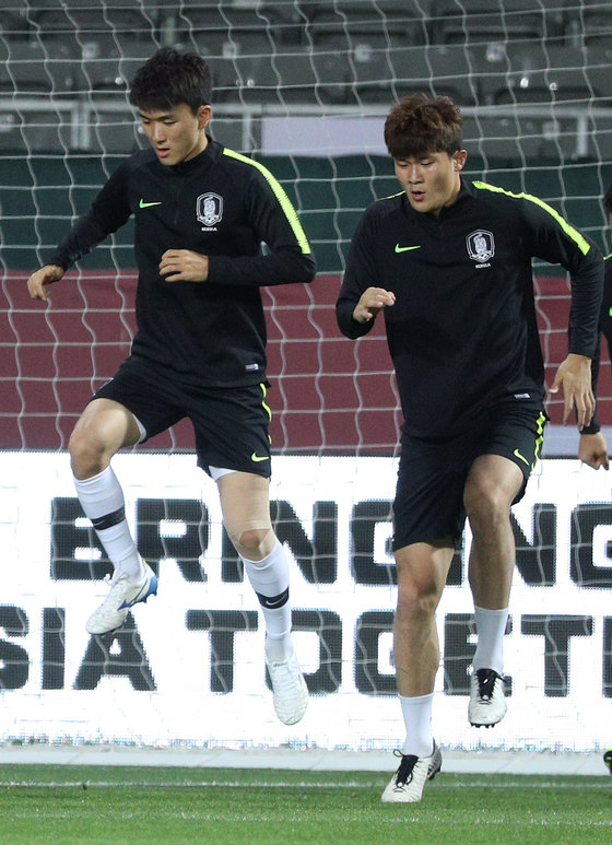 축구대표팀의 활인범(왼쪽)과 김민재. © News1
