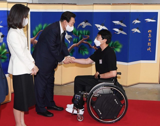 윤석열 대통령과 김건희 여사가 17일 서울 용산 전쟁기념관에서 열린 국가유공자 및 보훈가족 초청 오찬에서 참석자들을 영접하고 있다. 대통령실사진기자단