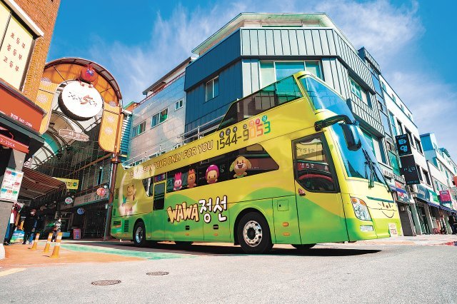 강원 정선에서의 웰니스 관광을 돕는 와와정선 2층 투어버스.