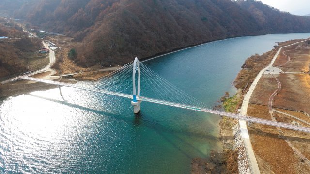 북한강 산소길을 걷다보면 만나게 되는 살랑교. 화천군 제공