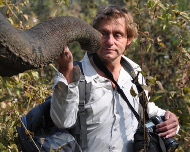 책의 저자인 호주 시드니대 생태환경과 교수 데이비드 로벤하이머가 야생 코끼리의 섭식 연구를 하고 있는 모습. 저자는 남아프리카공화국 등 전 세계 곳곳에서돌고래, 원숭이, 코끼리 등 다양한 동물의 영양학을 연구해왔다. 사람의집 제공