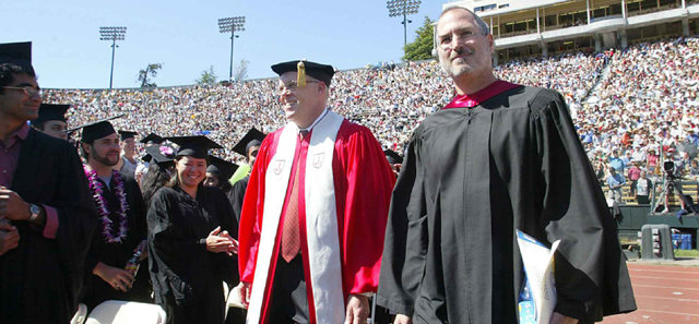 2005년 애플 최고경영자 스티브 잡스(오른쪽)가 스탠퍼드대 졸업식 연설을 위해 입장하고 있다. 스탠퍼드대 홈페이지