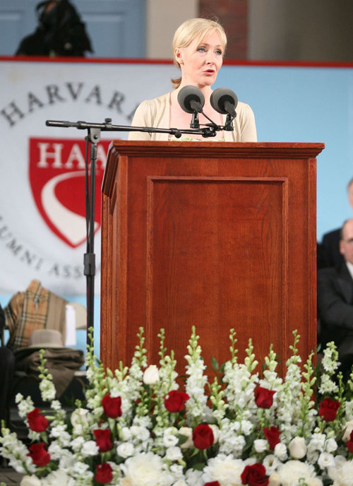 2008년 하버드대 졸업식 축사를 하는 해리포터의 작가 조앤 K. 롤링. 하버드대 홈페이지