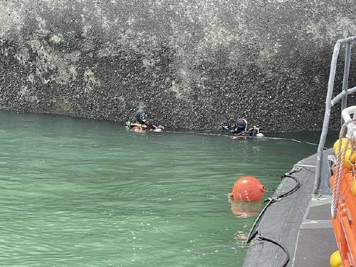 경기 안산시 시화방조제 해상에서 고무보트가 배수갑문에 빨려들어가는 사고가 발생했다.(평택해양경찰서 제공)/ ⓒ 뉴스1