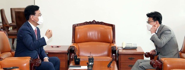 진성준 더불어민주당 원내수석부대표(오른쪽)와 송언석 국민의힘 원내수석부대표가 8일 오전 서울 여의도 국회 운영위원장실에서 후반기 국회 원 구성 협상에 착수하기 위해 회동하고 있다. 사진공동취재단