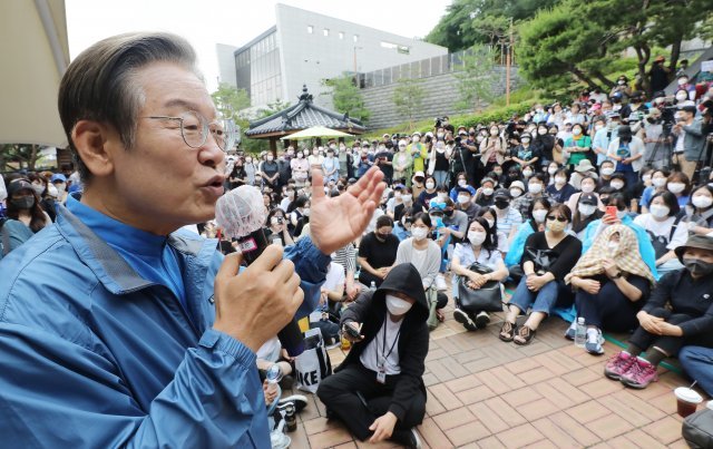 더불어민주당 이재명 의원이 18일 오후 인천시 계양구 계양산 야외공연장 앞에서 열린 이재명과 위로걸음 ‘같이 걸을까’ 행사에서 주민들과 이야기를 나누고 있다. 뉴스1