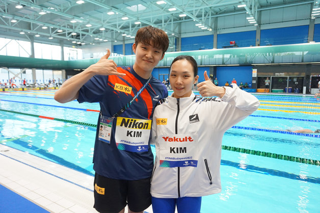한국 수영 국가대표 김우민(왼쪽)과 김서영. 올댓스포츠 제공