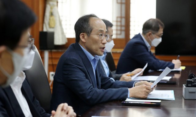 추경호 경제부총리 겸 기획재정부 장관이 19일 오후 서울 종로구 정부서울청사에서 열린 비상경제장관회의에서 모두발언을 하고 있다. 취재공동사진단