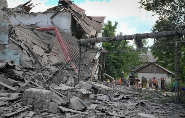 돈바스 리시찬스크 공습 후 시신 수습하는 구조대. 뉴시스