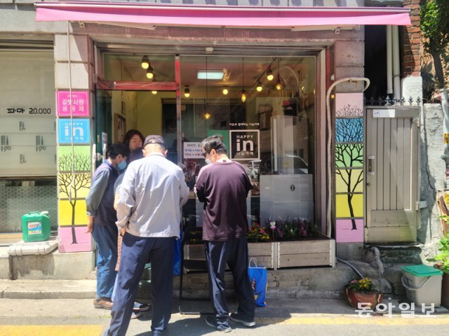 1일 낮 12시 경 서울 관악구 길벗사랑공동체 ‘해피인’ 앞에 도시락을 받으려는 사람들이 줄을 서 있다.