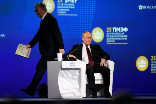 17일 러시아 상트페테르부르크에서 열린 국제경제 포럼에 참석한 블라디미르 푸틴 러시아 대통령(오른쪽) 뒤로 카심조마르트 토카예프 
카자흐스탄 대통령(왼쪽)이 지나가고 있다. 이날 푸틴 대통령은 카자흐스탄이 러시아에 적극 협력하지 않으면 우크라이나 같은 운명에 
처할 수 있다며 러시아를 추종하라고 주장했다. 상트페테르부르크=AP 뉴시스