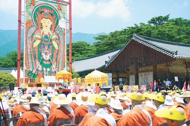 경남 양산시 통도사에서 18일 거행된 ‘현충시설 지정 기념 호국영령 위령재’. 이날 행사에는 6·25전쟁 희생자 유족과 스님, 불교 신도 등 1000여 명이 참석했다. e붓다 제공