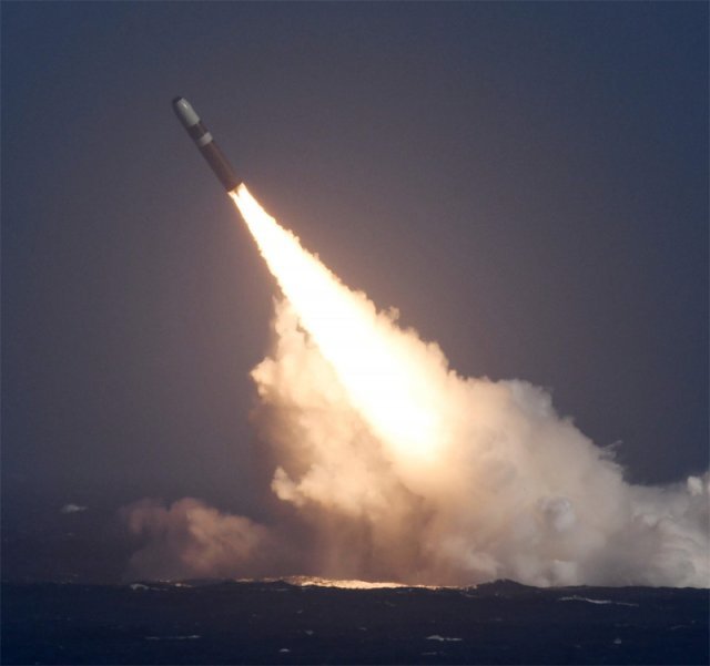 美, 핵탑재 가능 SLBM 시험발사 공개하며 대북 경고