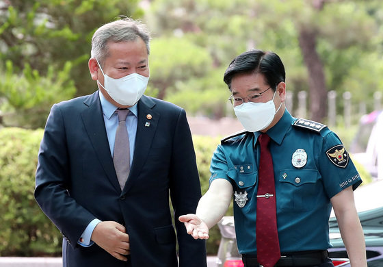 이상민 행정안전부 장관이 지난 9일 오후 서울 서대문구 경찰청에서 김창룡 경찰청장의 안내를 받으며 이동하고 있다. /뉴스1 © News1