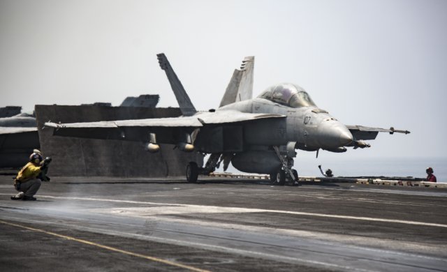 이륙하는  미 해군 ‘F/A-18F 슈퍼호넷’  사진출처 미 해군