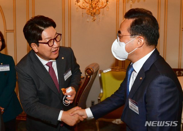 국민의힘 권성동 원내대표(왼쪽)와 더불어민주당 박홍근 원내대표가 지난 15일 서울 여의도 CCMM빌딩에서 열린 2022 국민공공정책포럼에서 만나 인사를 나누고 있다. 사진공동취재단