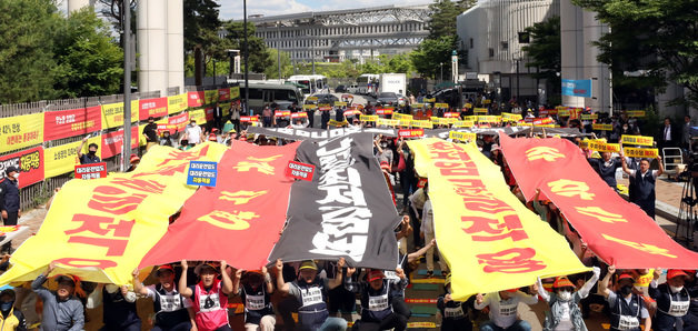 소상공인연합회 회원들이 제4차 전원회의가 열리는 16일 오후 세종시 고용노동부 앞에서 최저임금 제도개선 촉구 결의대회를 열고 ‘최저임금 차등적용, 최저임금 동결, 주휴수당 폐지’등을 외치고 있다. 2022.6.16/뉴스1