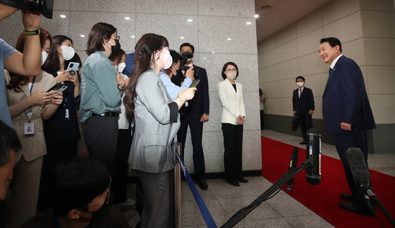 윤석열 대통령이 20일 오전 용산 대통령실 청사에서 출근길 도어스테핑을 진행한 후 집무실로 향하며 웃음짓고 있다. 대통령실사진기자단