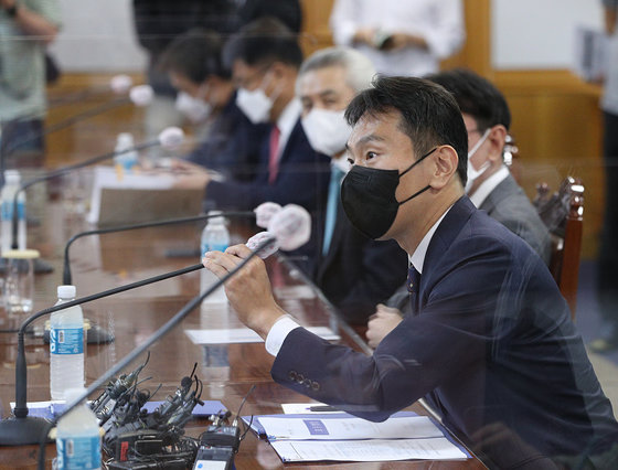 이복현 금융감독원장이 20일 오전 서울 중구 은행회관에서 열린 은행장 간담회에서 인사말을 하고 있다. 취임 후 처음으로 은행장들을 만난 이 원장은 금리·물가상승에 따른 건전성 강화와 소비자 이자부담 완화를 주문했다. 금융권에서 잇따라 반복되는 사고 재발을 막기 위해 내부통제에 만전을 다해달라고도 말했다. 2022.6.20/뉴스1 © News1