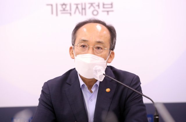 추경호 부총리 겸 기획재정부 장관이 20일 오전 세종시 정부세종청사 기재부 기자실에서 전기요금 조정 등에 대한 기자들의 질문에 답하고 있다. 2022.06.20. 뉴시스