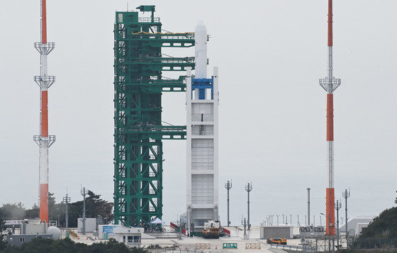 한국형 발사체 ‘누리호’(KSLV-Ⅱ)가 20일 전남 고흥군 나로우주센터 발사대에 기립해 있다. 2022.6.20 사진공동취재단