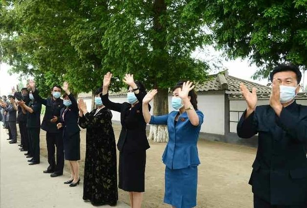 북한 노동당 기관지 노동신문은 21일 김정은 총비서와 당 간부들이 황해남도 해주시에 발생한 ‘급성 장내성 전염병’ 발생과 관련해 의약품을 제공한 것을 언급하면서 “사회주의 사회는 집단주의에 기초한 사회이며 사회주의의 위력은 곧 집단주의 위력”이라고 주장했다. 평양 노동신문=뉴스1