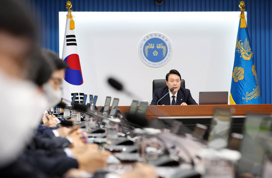 윤석열 대통령이 21일 용산 대통령실 청사 영상회의실에서 열린 국무회의에서 모두발언을 하고 있다. 대통령실사진기자단