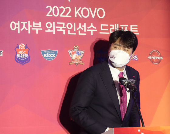 권순찬 흥국생명 감독이 28일 서울 청담 리베라호텔에서 열린 ‘2022 KOVO 여자부 외국인선수 드래프트’에서 보스니아의 엘레나를 호명하고 있다. 2022.4.28/뉴스1