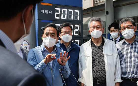 박홍근 더불어민주당 원내대표가 21일 유가 폭등 대책 마련 차 서울 양천구 소재 셀프주유소를 현장 방문해 관계자와 대화를 나누고 있다. 2022.6.21 사진공동취재단