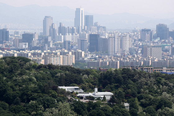 11일 윤석열 대통령이 새 관저로 사용할 서울 한남동 외교부 장관 공관에 태극기가 바람에 펄럭이고 있다. 윤 대통령은 관저 리모델링 공사가 끝나기 전엔 당분간 서초구 자택에서 용산 집무실로 출퇴근할 예정이다. 2022.5.11/뉴스1