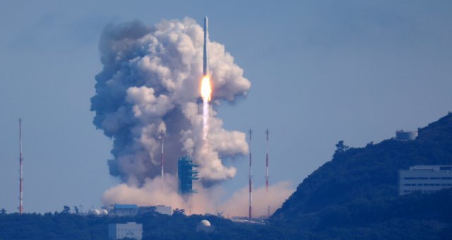 순수 국내기술로 제작된 한국형 최초 우주발사체 '누리호'(KSLV-Ⅱ)'가 21일 전남 고흥군 나로우주센터에서 발사되고 있다. 고흥=사진공동취재단