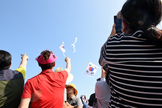 21일 오후 전남 고흥군 나로우주센터에서 순수 우리기술로 만든 최초 ‘한국형 발사체’ 누리호(KSLV-ll)가 하늘로 날아오르자 시민들이 환호하고 있다. 2022.6.21/뉴스1