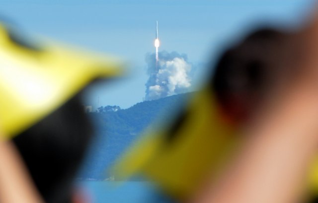 21일 오후 전남 고흥군 영남면 우주발사전망대에서 관람객들이 나로우주센터를 솟구쳐 오른 한국형 발사체 '누리호'를 바라보고 있다. 뉴시스