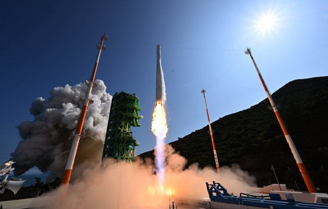 누리호(KSLV-Ⅱ)가 21일 전남 고흥군 나로우주센터 발사대에서 화염을 내뿜으며 우주로 날아오르고 있다. 고흥=사진공동취재단