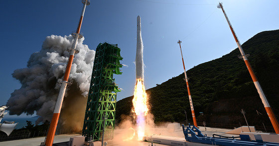 순수 국내기술로 제작된 한국형 최초 우주발사체 ‘누리호’(KSLV-Ⅱ)‘가 21일 전남 고흥군 나로우주센터에서 발사되고 있다. 2022.6.21. 사진공동취재단
