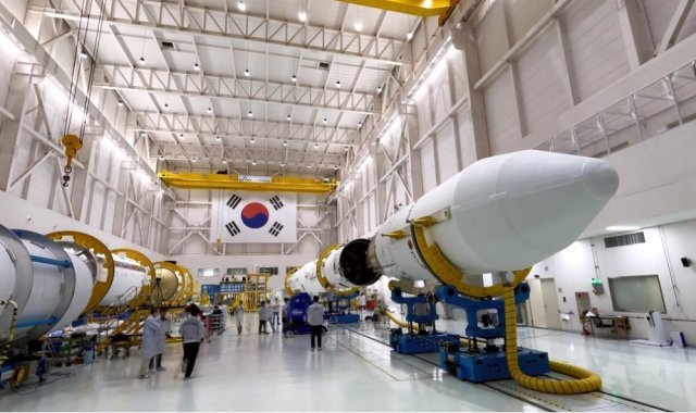 누리호 발사를 준비하는 연구진의 모습. 출처=한국항공우주연구원