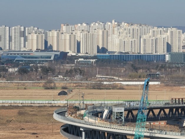 세종시청 옥상에서 내려다본 금강보행교와 도심 아파트단지. © 뉴스