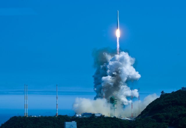 순수 국내 기술로 설계 및 제작된 한국형 발사체 누리호(KSLV-Ⅱ)가 21일 전남 고흥군 나로우주센터 발사대에서 우주로 날아오르고 있다. 2022.06.21 과학기술정보통신부 제공