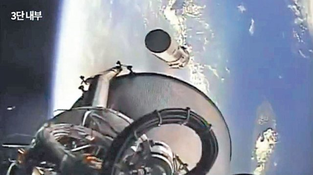 21일 발사된 누리호에서 분리된 2단을 누리호에 달린 카메라가 촬영한 모습. 그 뒤로 지구가 보인다. 과학기술정보통신부 유튜브 캡처